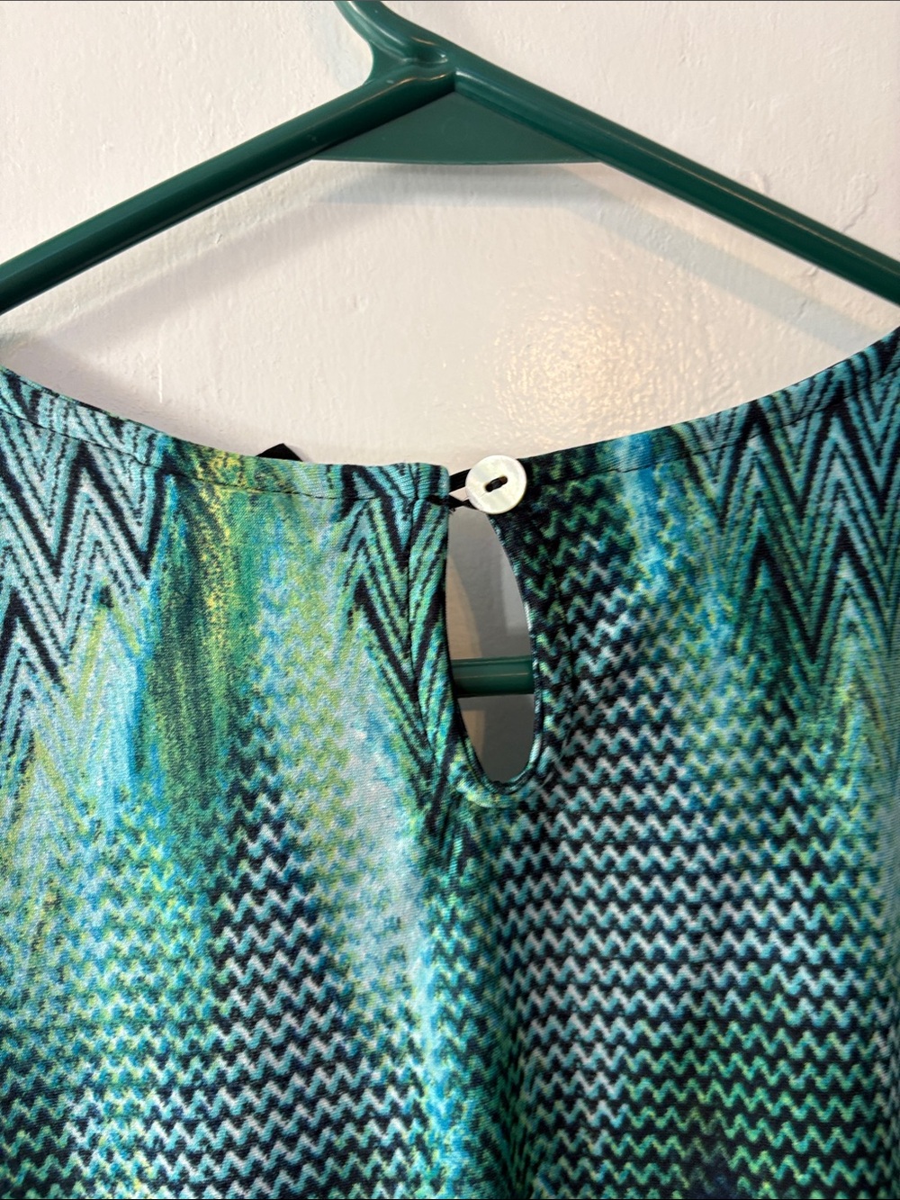 new directions Green Patterned Ruffle Shell Top Size Medium - Picture 9 of 11